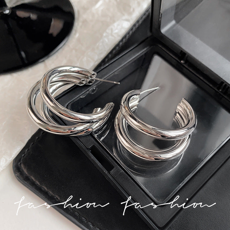 The 925 exaggerated C-shaped ring earrings are in a cold and trendy style, but they are exquisite earrings with a sense of luxury