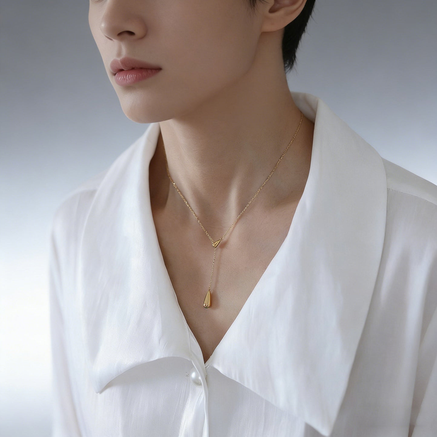 A non-fading, design-savvy, drop-shaped and elegant women's necklace