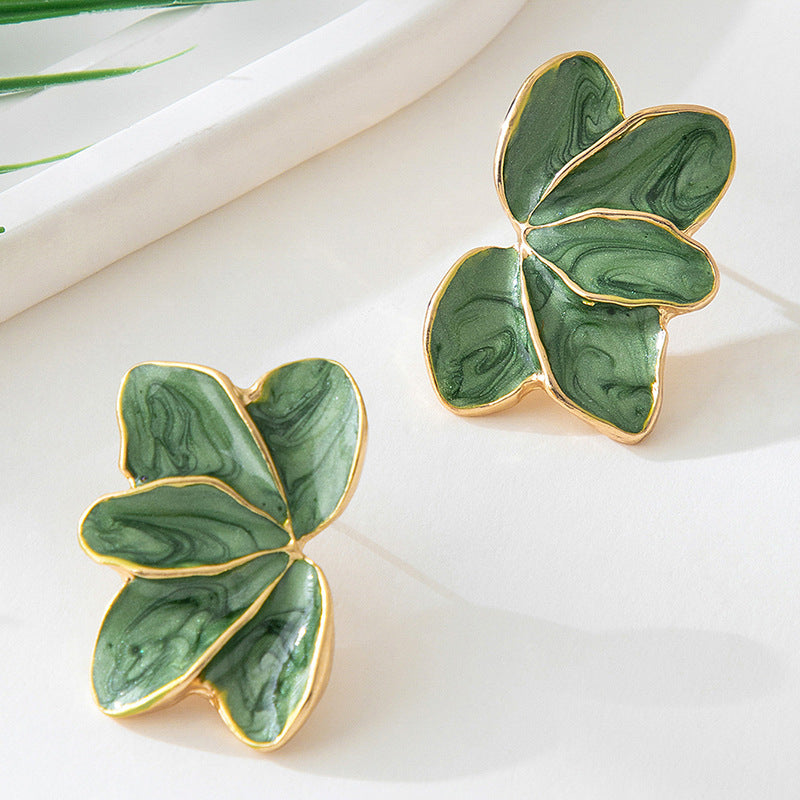 The autumn and winter Hong Kong-style maple leaf oil-dripping flower earrings have a design sense that belongs to the style of petal earrings