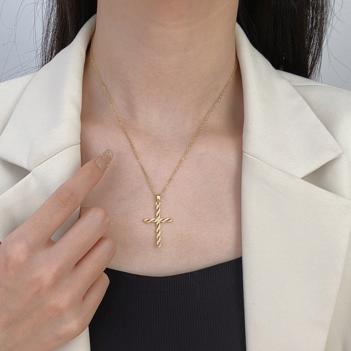 Three-dimensional twisted cross female pendant copper inlaid jewelry design