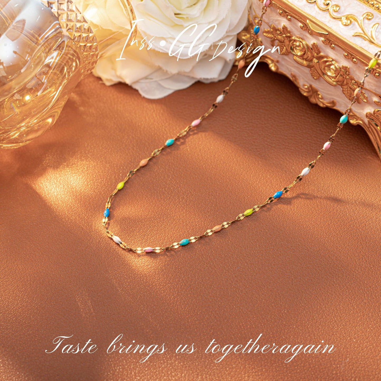 The lip chain is designed with a colorful oil drip and dopamine style, which is versatile and high-end