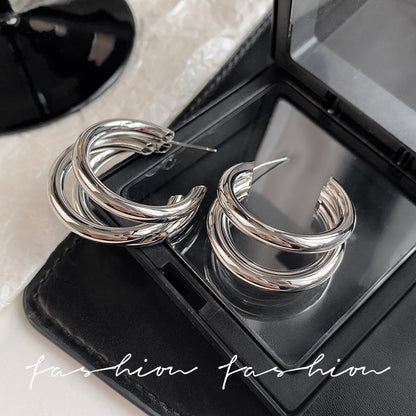 The 925 exaggerated C-shaped ring earrings are in a cold and trendy style, but they are exquisite earrings with a sense of luxury