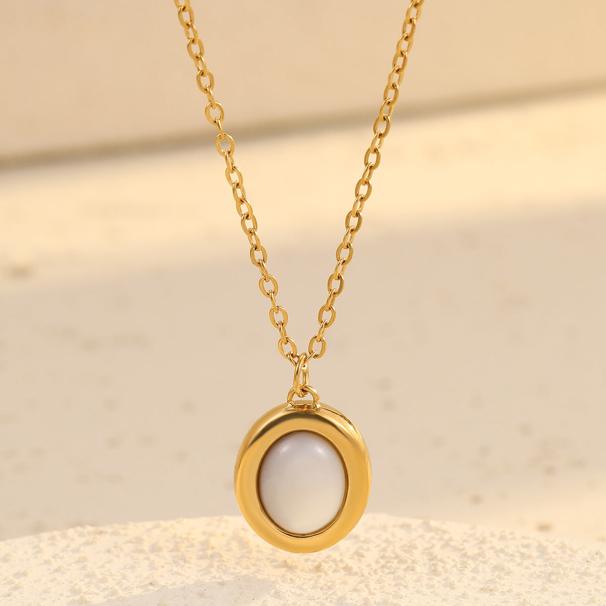A high-end oval white shell design bracelet