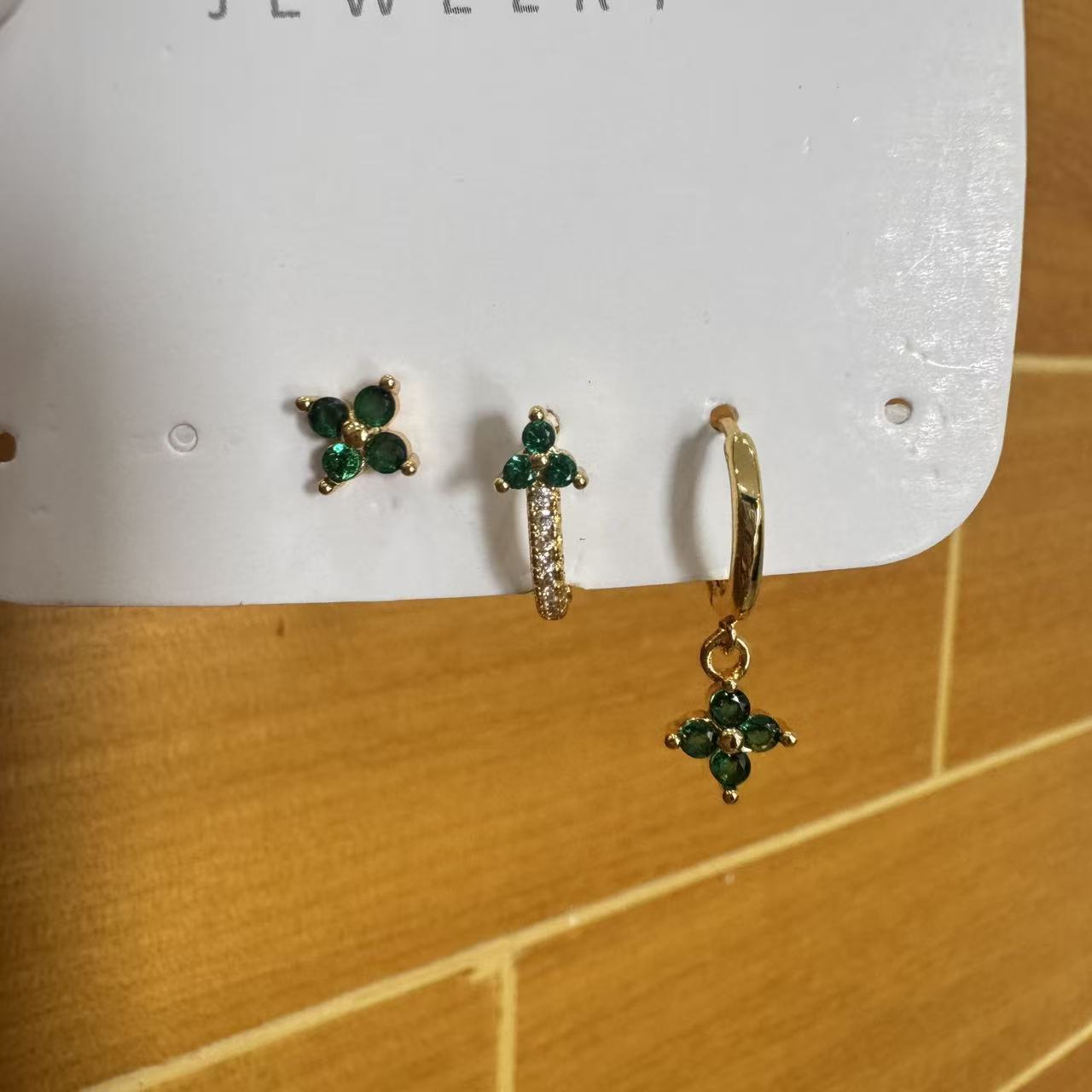 Set three earrings