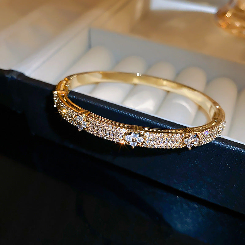 High-End Flower Wristband Bracelet