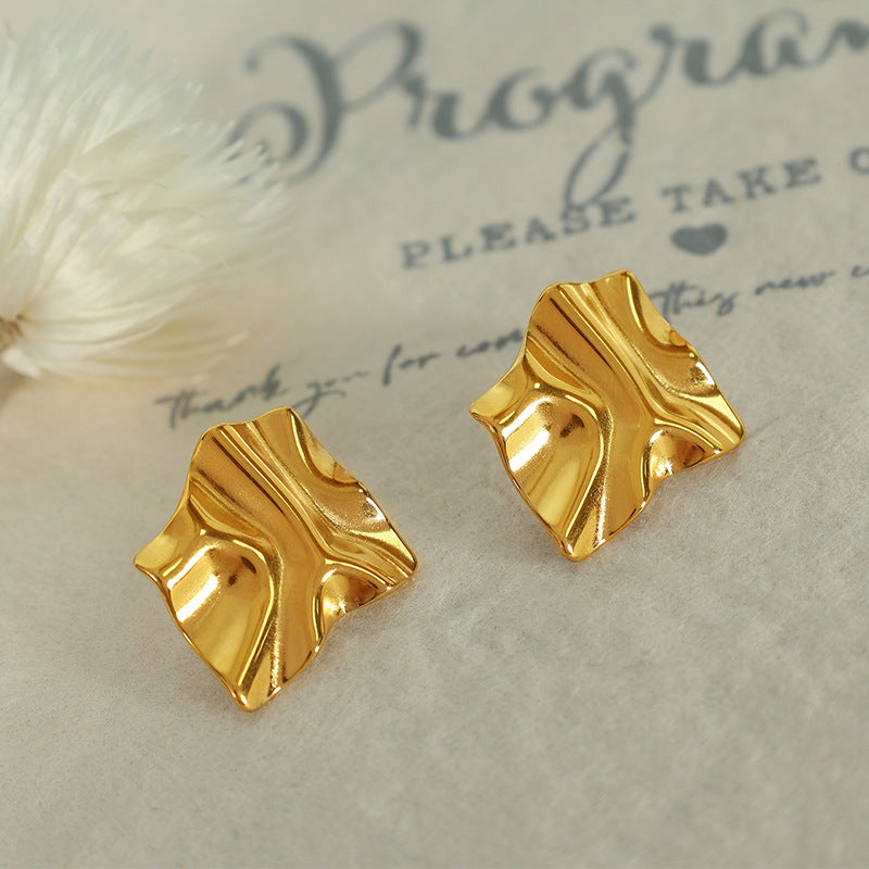 Earrings exude a sense of high-end sophistication, exaggeration and grandeur. Stud earrings are elegant and stylish earrings