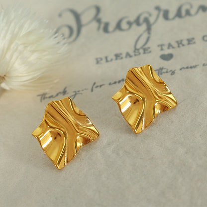 Earrings exude a sense of high-end sophistication, exaggeration and grandeur. Stud earrings are elegant and stylish earrings