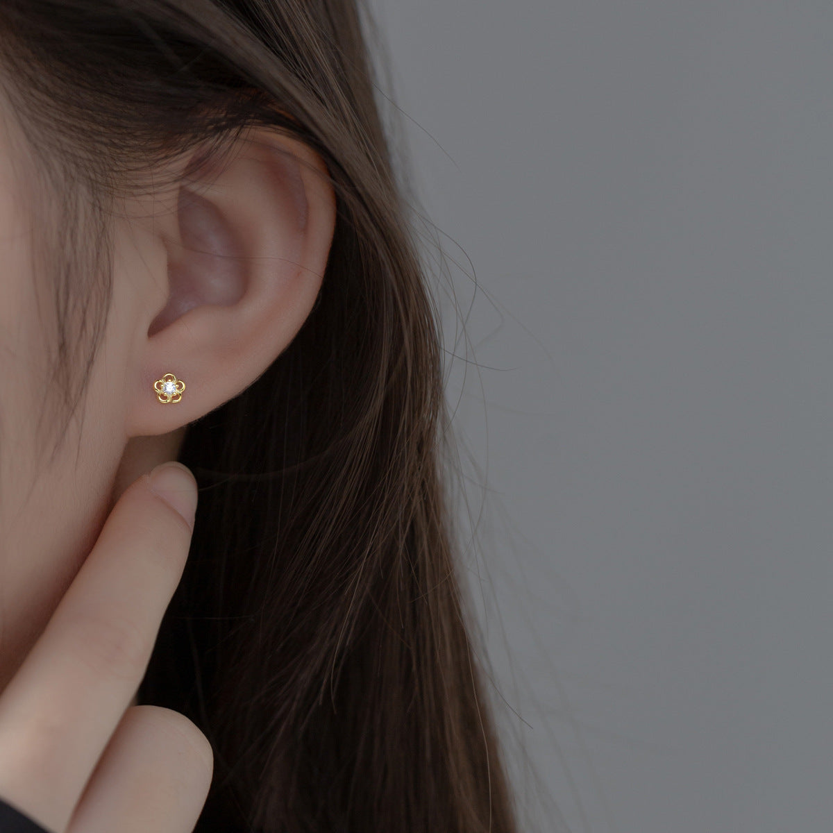 MOQ=2PCS s925 five-petal flower stud earrings with a fresh and delicate design
