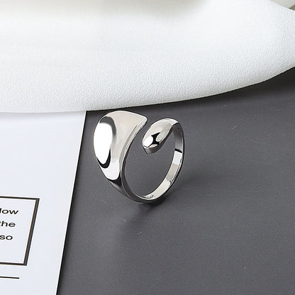 A versatile -style nude ring with an open mouth for women
