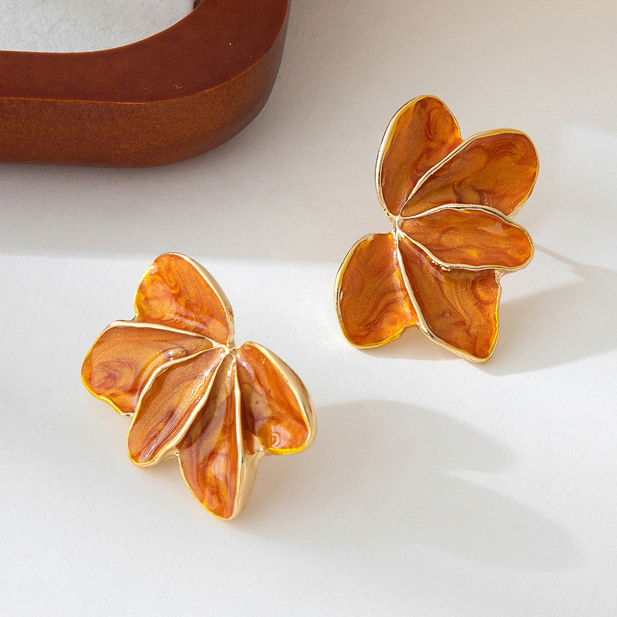 The autumn and winter Hong Kong-style maple leaf oil-dripping flower earrings have a design sense that belongs to the style of petal earrings