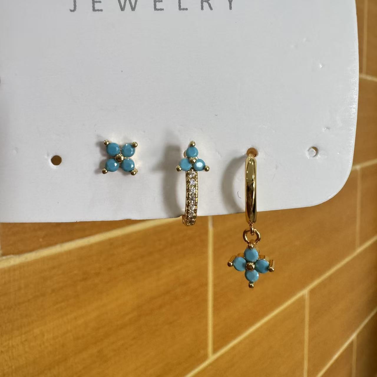 Set three earrings
