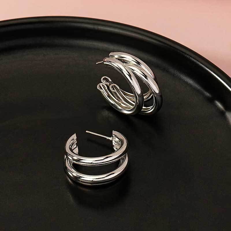Ladies' earrings exude a sense of sophistication and elegance. They are versatile and suitable for daily commuting