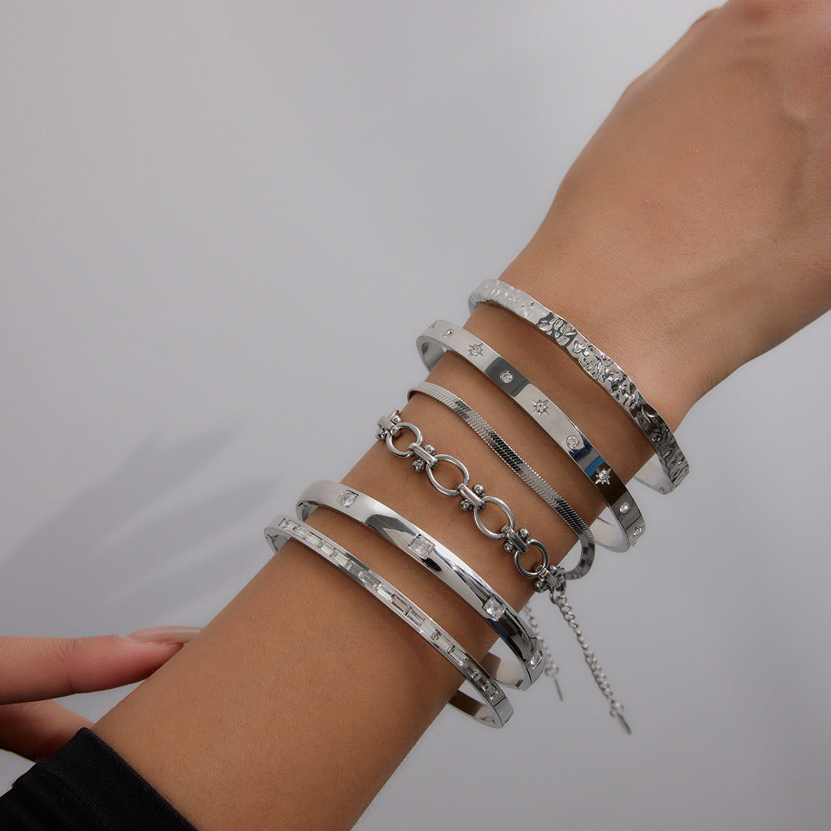 The elegant design of the O-shaped connection polka dot bracelet is a trendy accessory combination