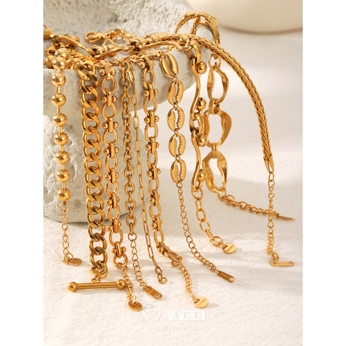 The 18k wind bracelet with a high-end feel is a Cuban handcrafted chain for women