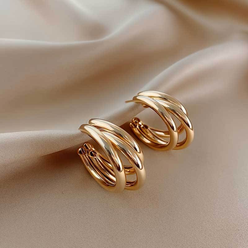 Ladies' earrings exude a sense of sophistication and elegance. They are versatile and suitable for daily commuting