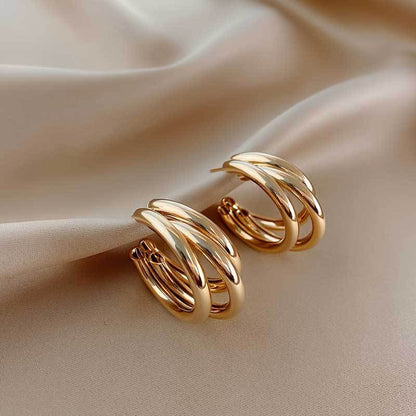 Ladies' earrings exude a sense of sophistication and elegance. They are versatile and suitable for daily commuting