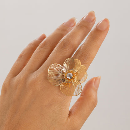 The design sense is adorned with a three-dimensional flower necklace and sweet and cool ginkgo leaf tassels