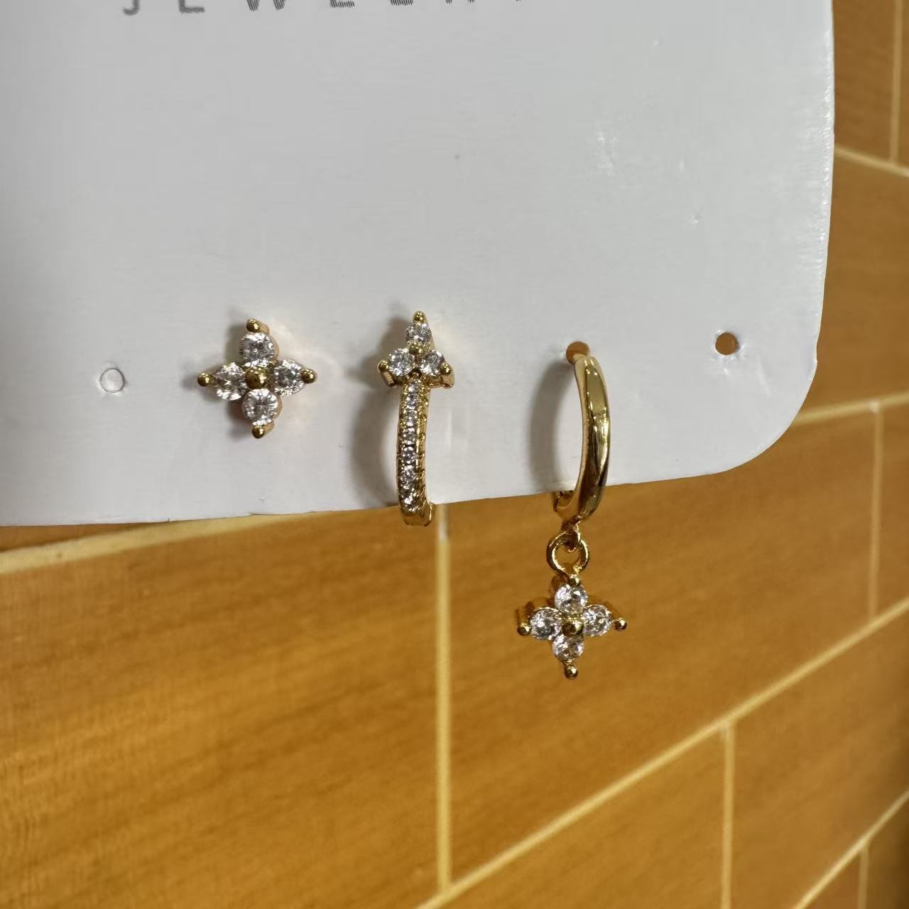 Set three earrings