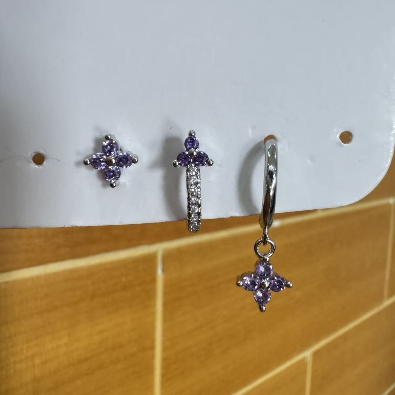 Set three earrings