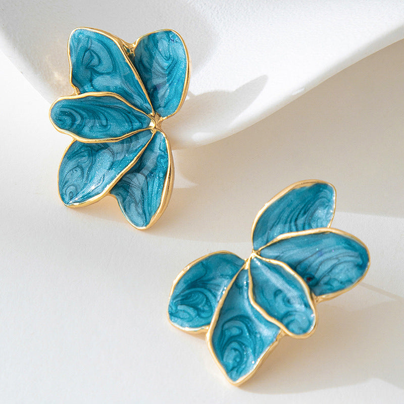 The autumn and winter Hong Kong-style maple leaf oil-dripping flower earrings have a design sense that belongs to the style of petal earrings
