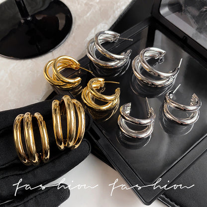 The 925 exaggerated C-shaped ring earrings are in a cold and trendy style, but they are exquisite earrings with a sense of luxury