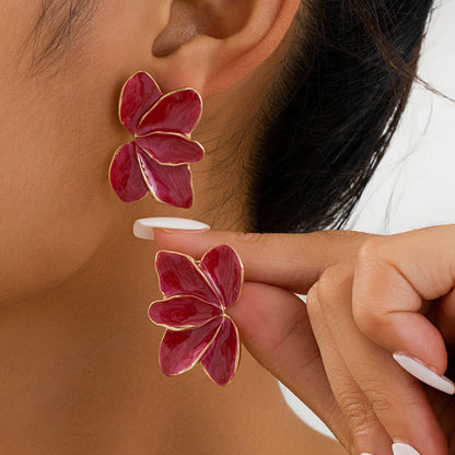 The autumn and winter Hong Kong-style maple leaf oil-dripping flower earrings have a design sense that belongs to the style of petal earrings