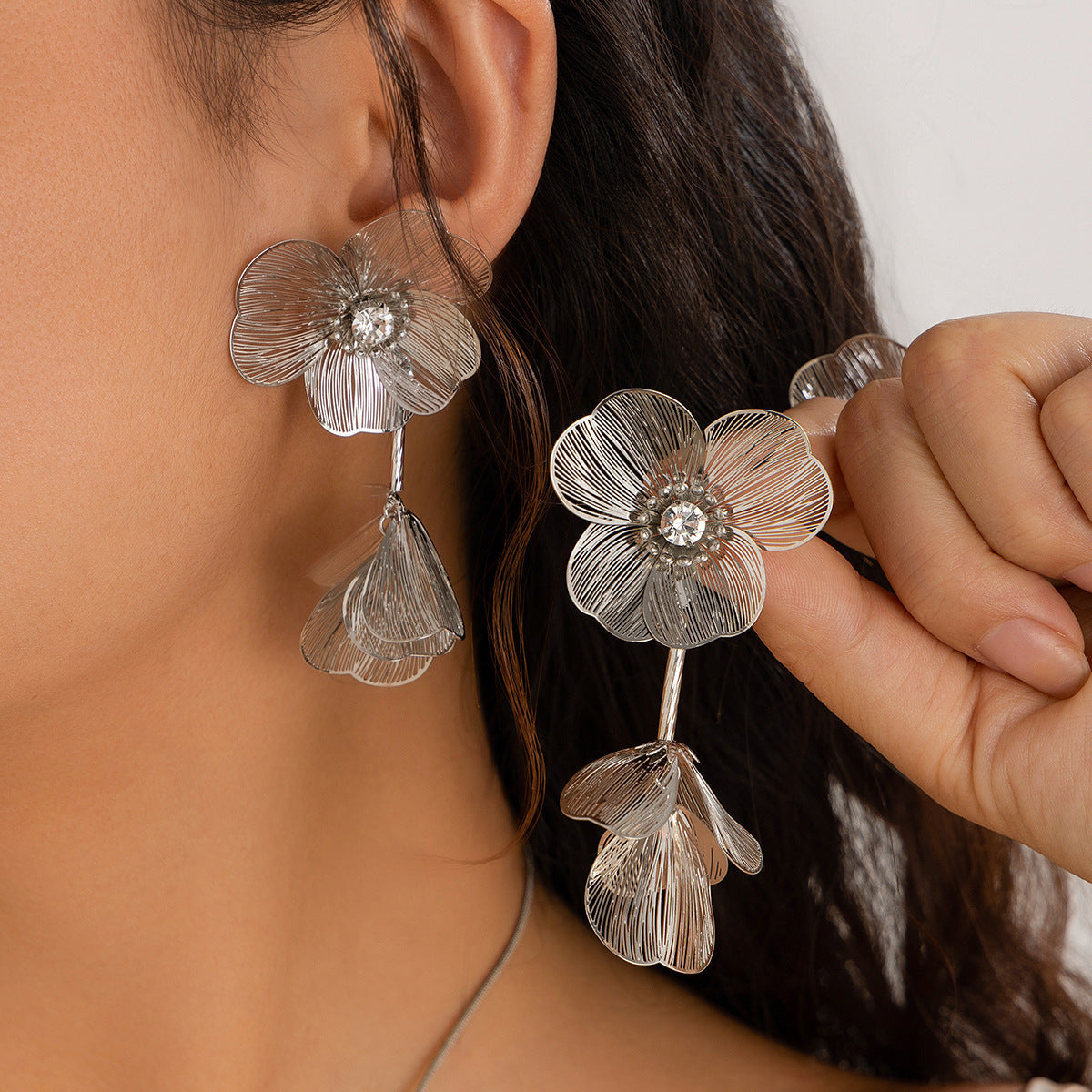 The design sense is adorned with a three-dimensional flower necklace and sweet and cool ginkgo leaf tassels