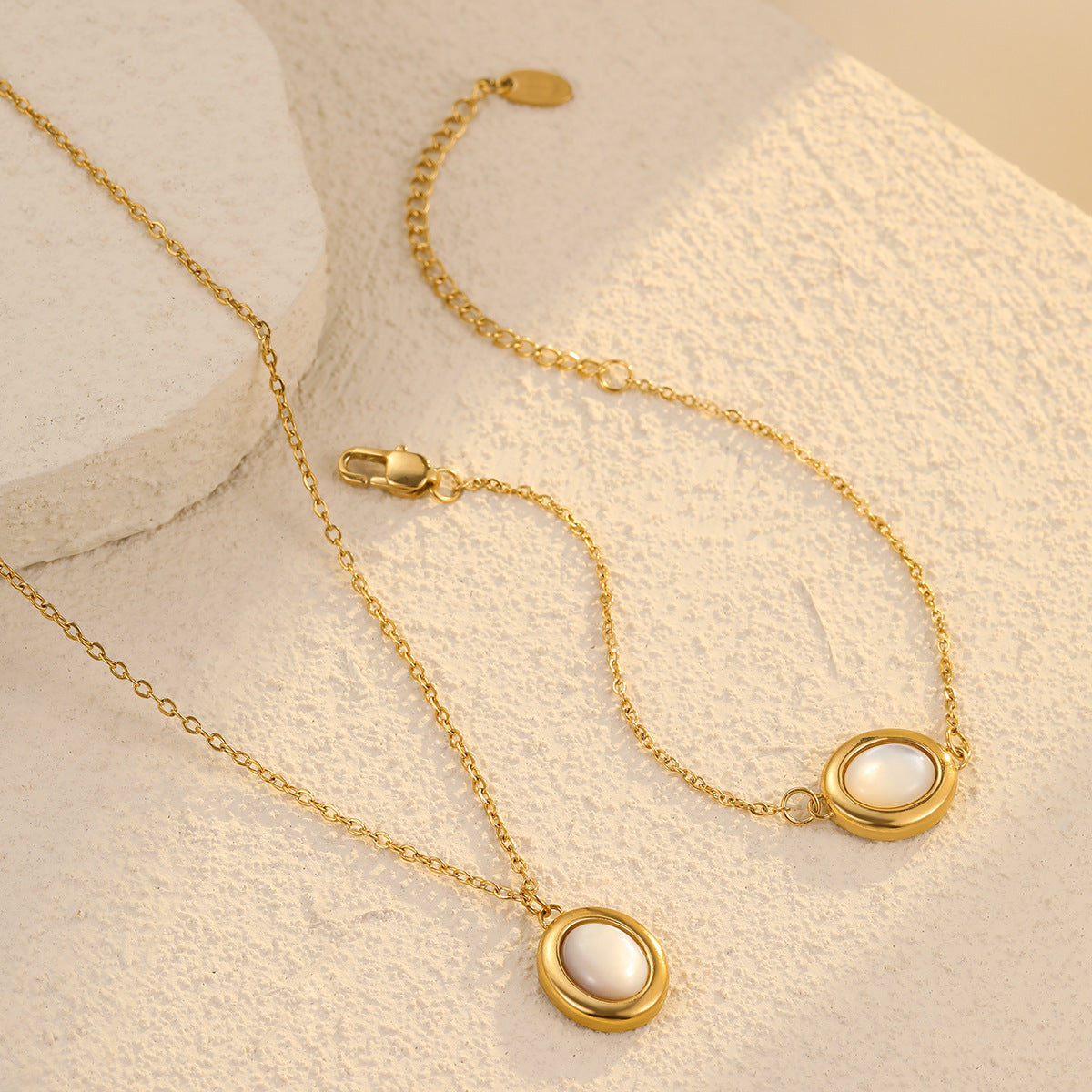 A high-end oval white shell design bracelet