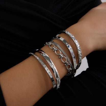 The elegant design of the O-shaped connection polka dot bracelet is a trendy accessory combination