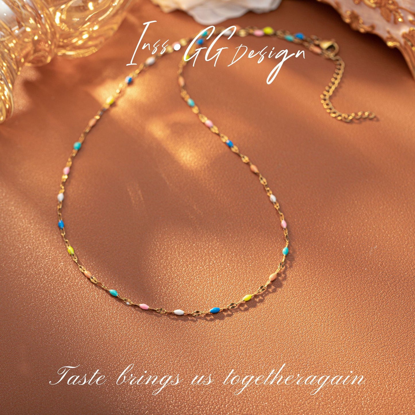 The lip chain is designed with a colorful oil drip and dopamine style, which is versatile and high-end