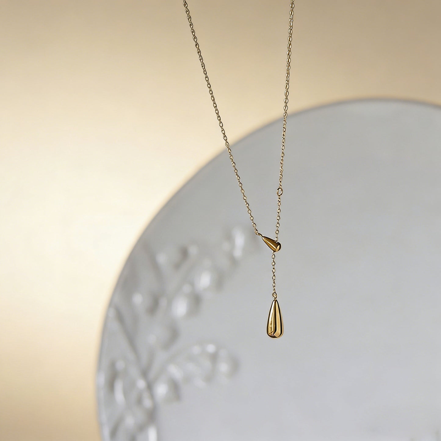 A non-fading, design-savvy, drop-shaped and elegant women's necklace