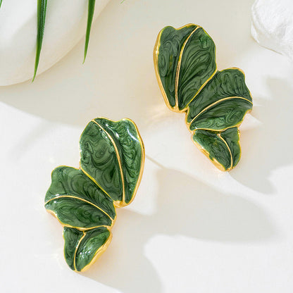 The autumn and winter Hong Kong-style maple leaf oil-dripping flower earrings have a design sense that belongs to the style of petal earrings