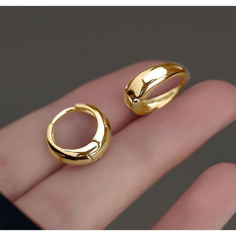 Ladies' earrings exude a sense of sophistication and elegance. They are versatile and suitable for daily commuting
