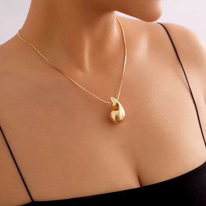 y, glossy, exaggerated, large rdrop snake chain comma