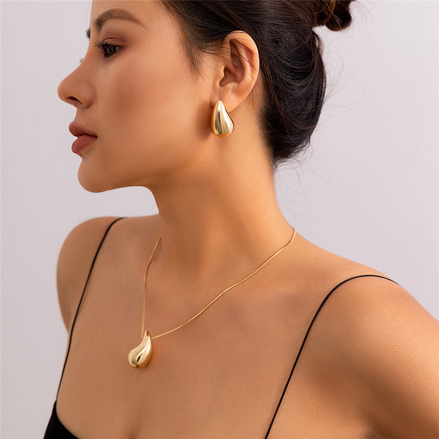 y, glossy, exaggerated, large rdrop snake chain comma