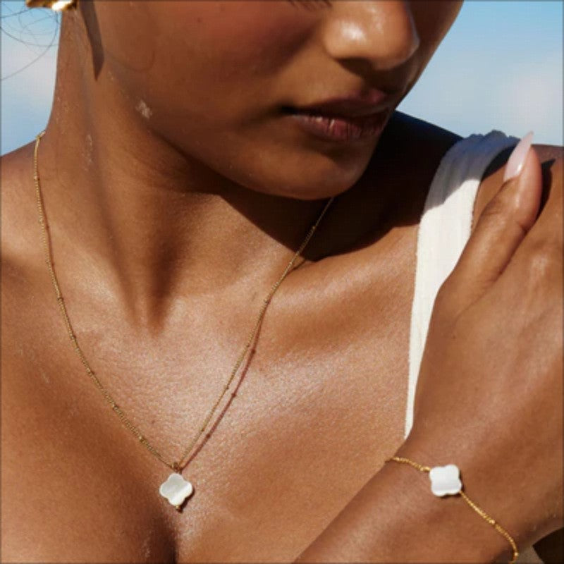 Side-mounted beaded flower women's high-end design, versatile four-petal flower necklace shell