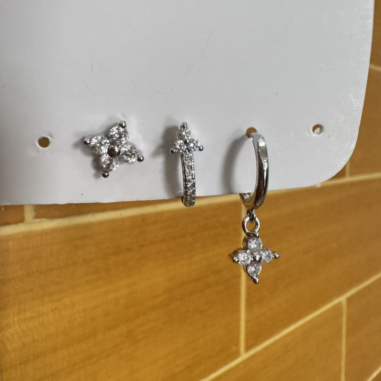 Set three earrings