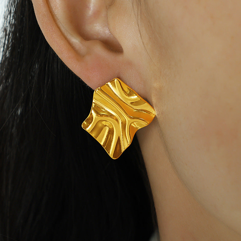 Earrings exude a sense of high-end sophistication, exaggeration and grandeur. Stud earrings are elegant and stylish earrings
