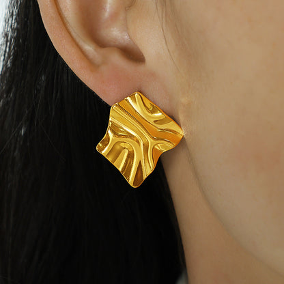 Earrings exude a sense of high-end sophistication, exaggeration and grandeur. Stud earrings are elegant and stylish earrings