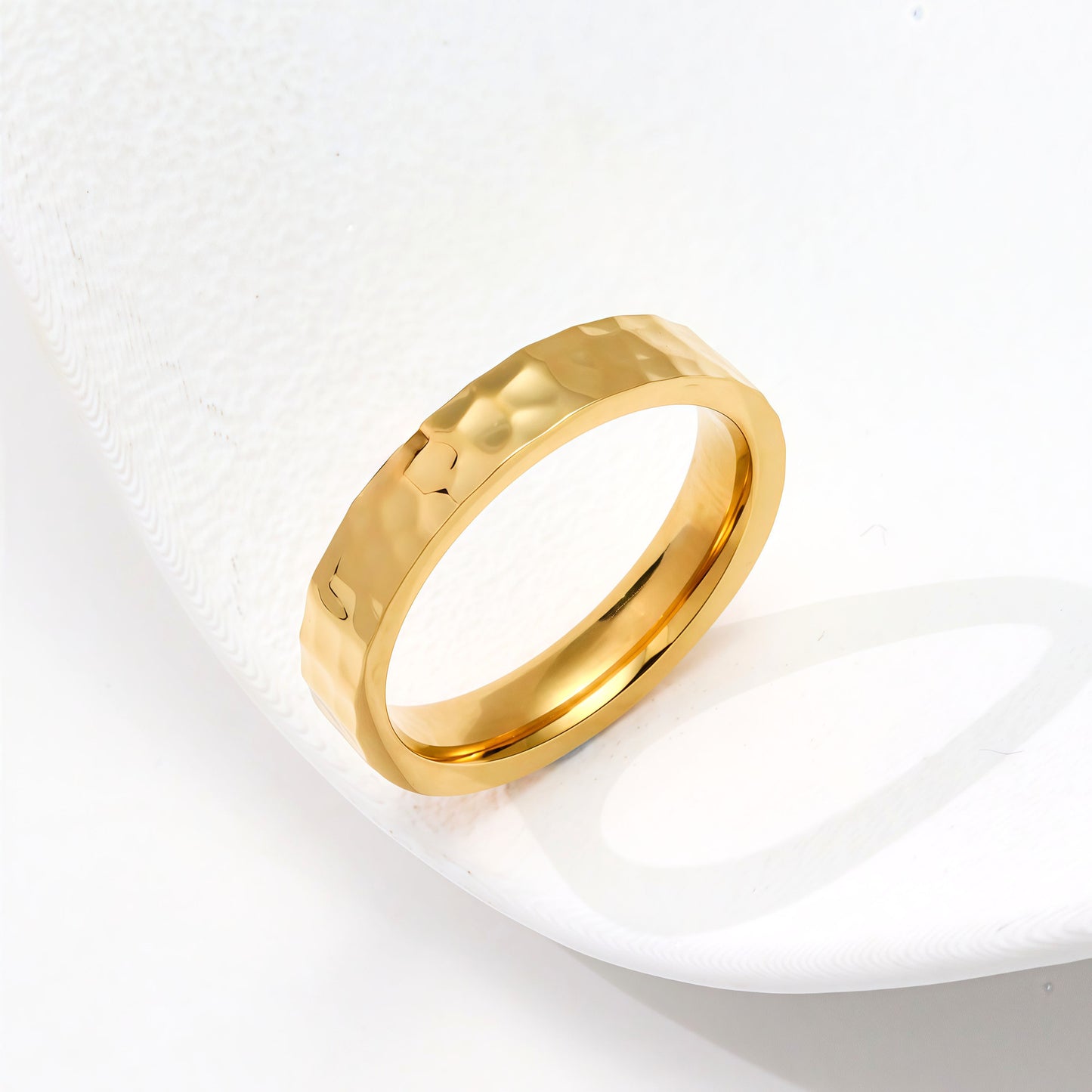 The Poline design ring is a versatile and elegant everyday ring