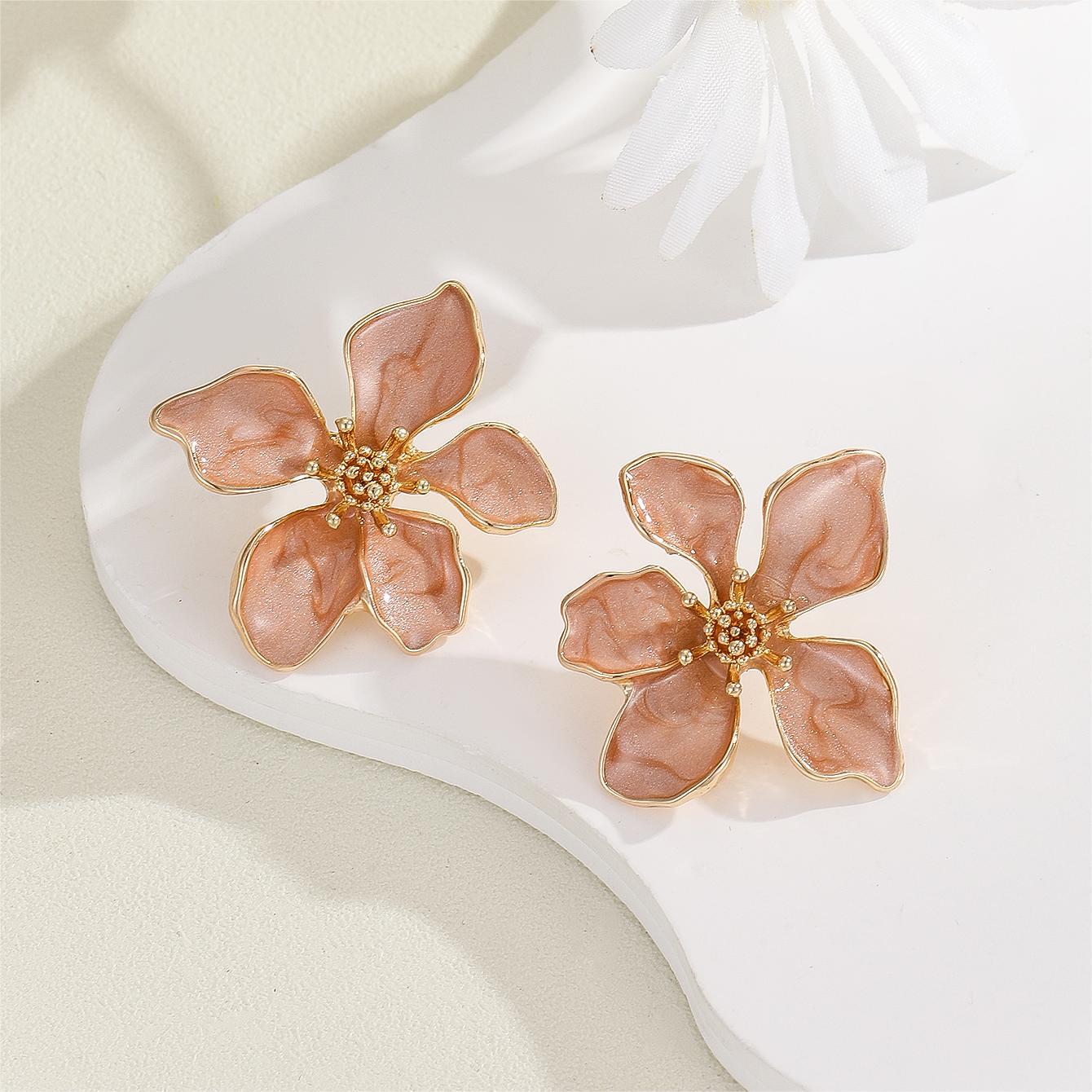 Oil-dripping flower earrings exude a sense of elegance and sophistication for women. s925 earrings and stud earrings