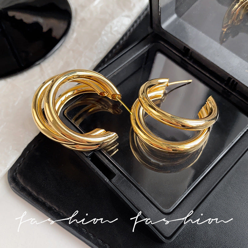 The 925 exaggerated C-shaped ring earrings are in a cold and trendy style, but they are exquisite earrings with a sense of luxury