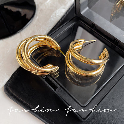 The 925 exaggerated C-shaped ring earrings are in a cold and trendy style, but they are exquisite earrings with a sense of luxury