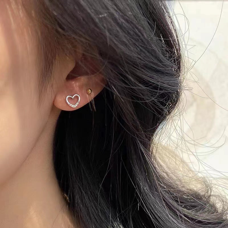 The S925 heart-shaped stud earrings with 14K plating are all, exquisite, and elegant, with a cold and sophisticated style. They are high-end earrings for women