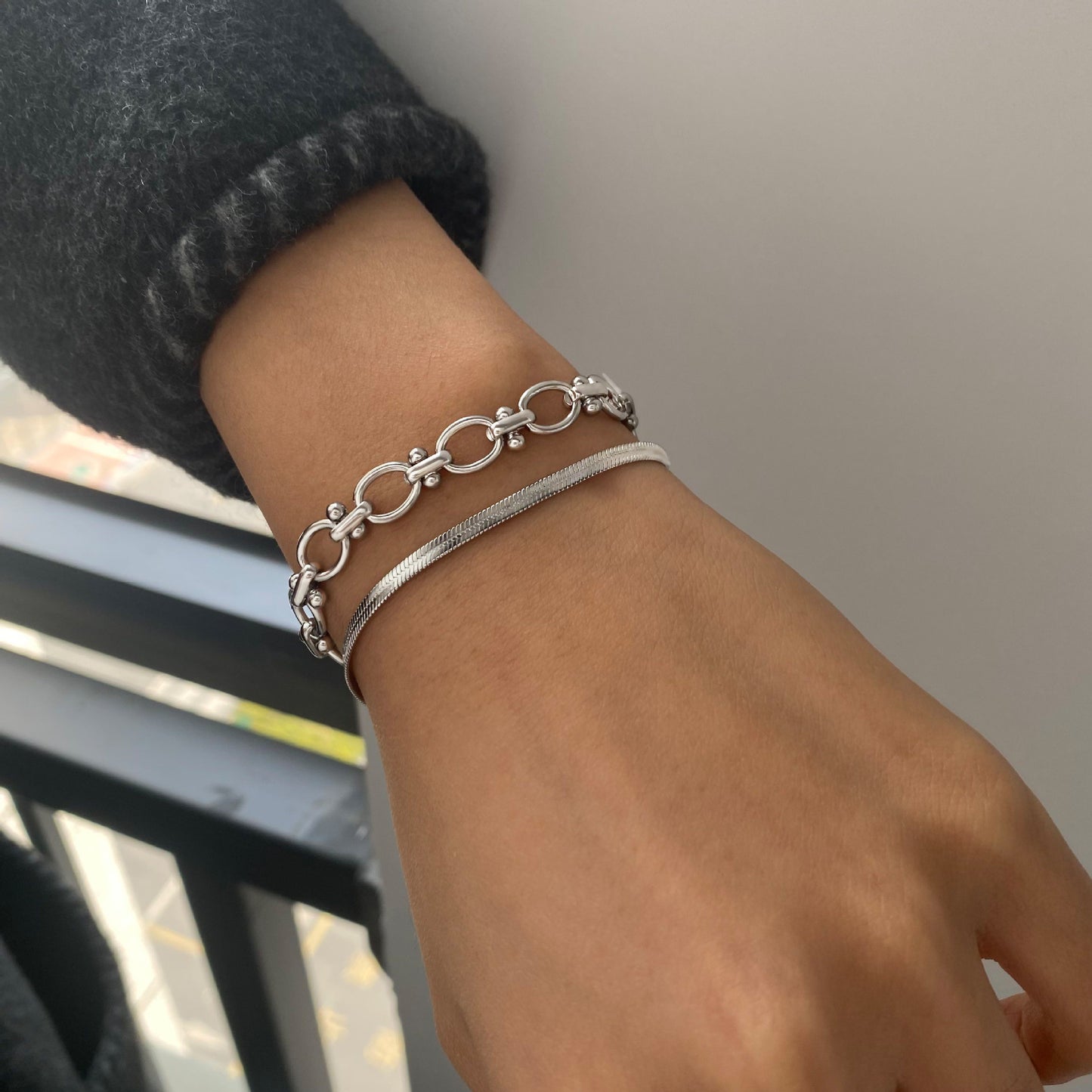 The elegant design of the O-shaped connection polka dot bracelet is a trendy accessory combination