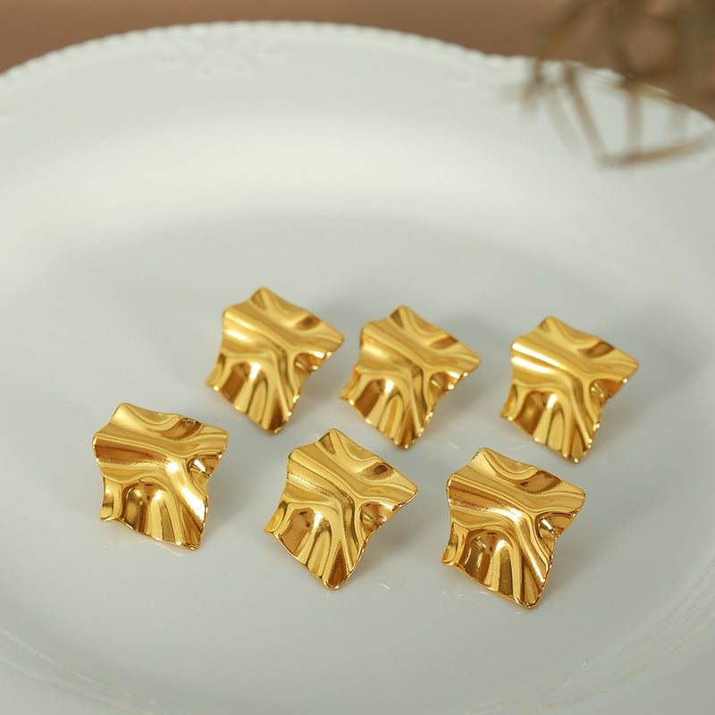 Earrings exude a sense of high-end sophistication, exaggeration and grandeur. Stud earrings are elegant and stylish earrings