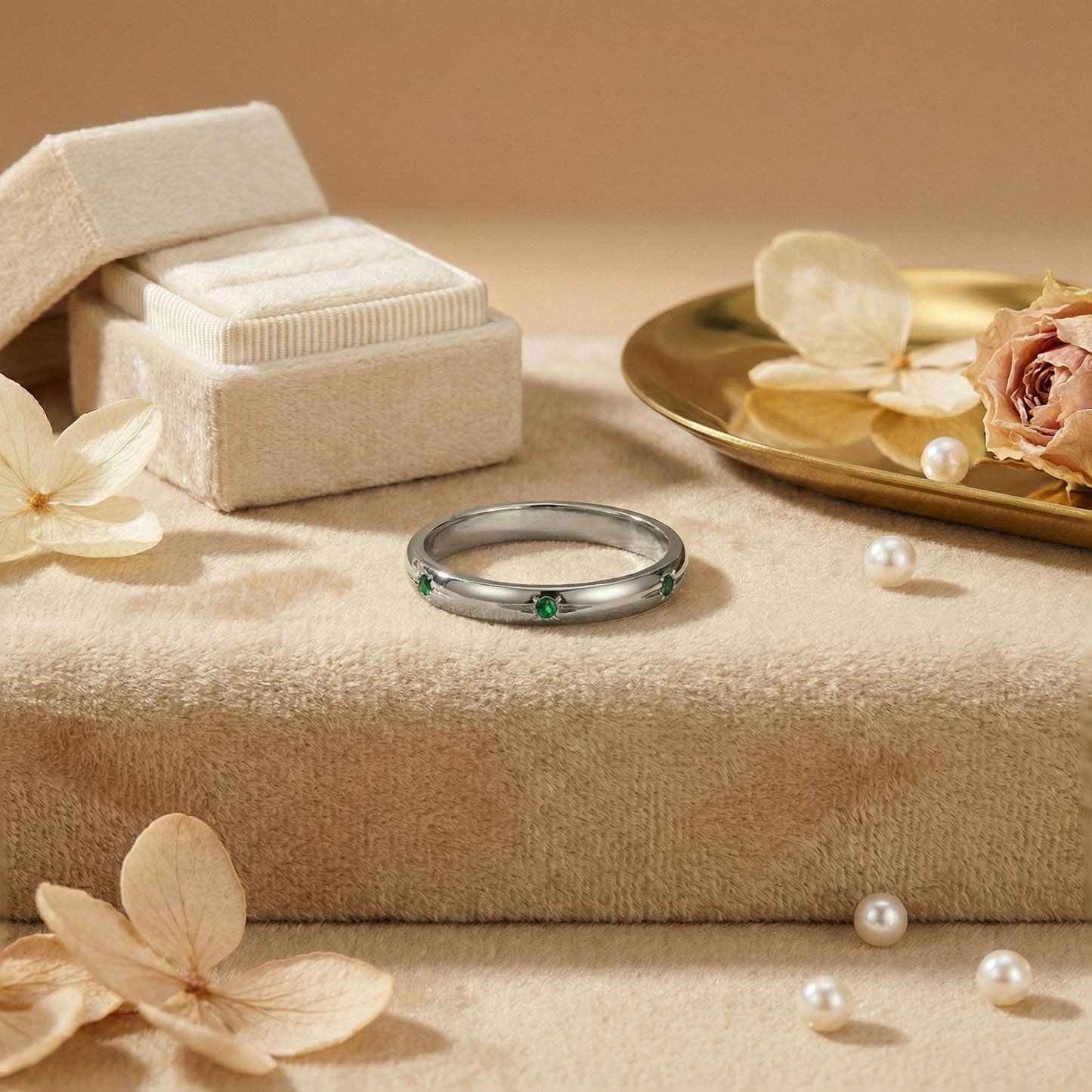 A white and green bezel ring with a silver dual-color commuting layering style
