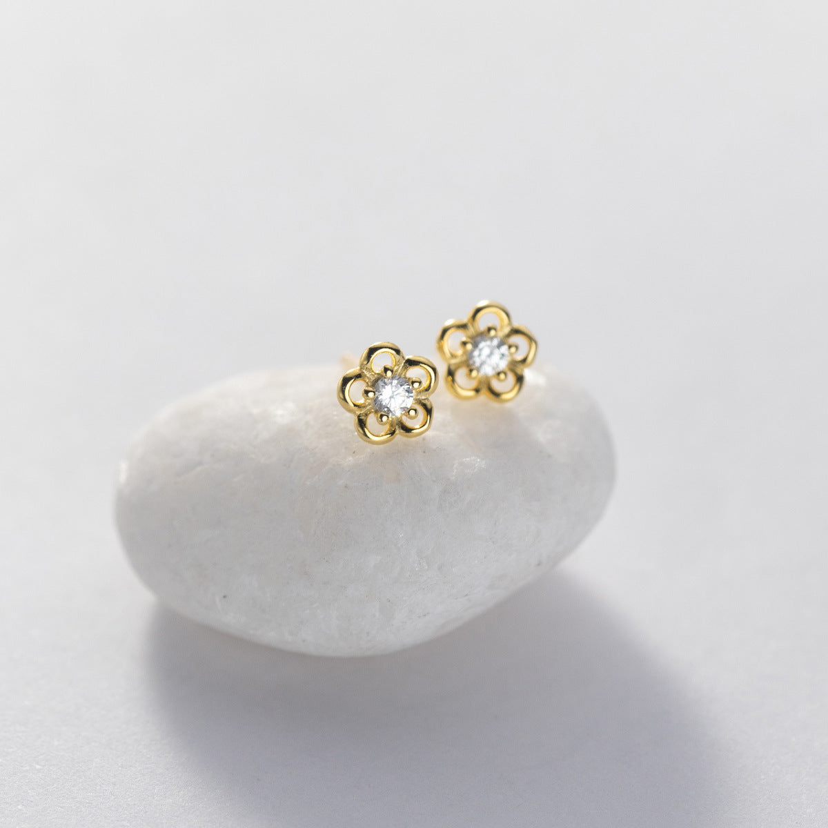 MOQ=2PCS s925 five-petal flower stud earrings with a fresh and delicate design