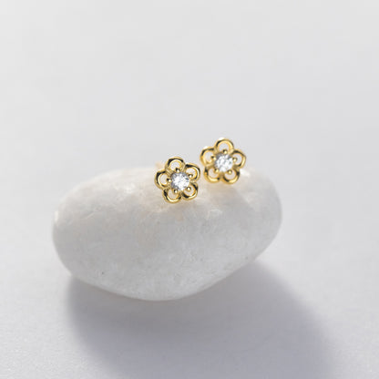 MOQ=2PCS s925 five-petal flower stud earrings with a fresh and delicate design