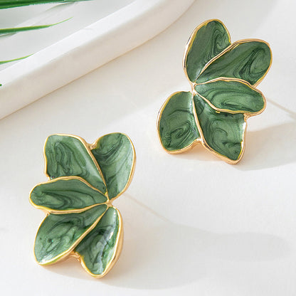 The autumn and winter Hong Kong-style maple leaf oil-dripping flower earrings have a design sense that belongs to the style of petal earrings